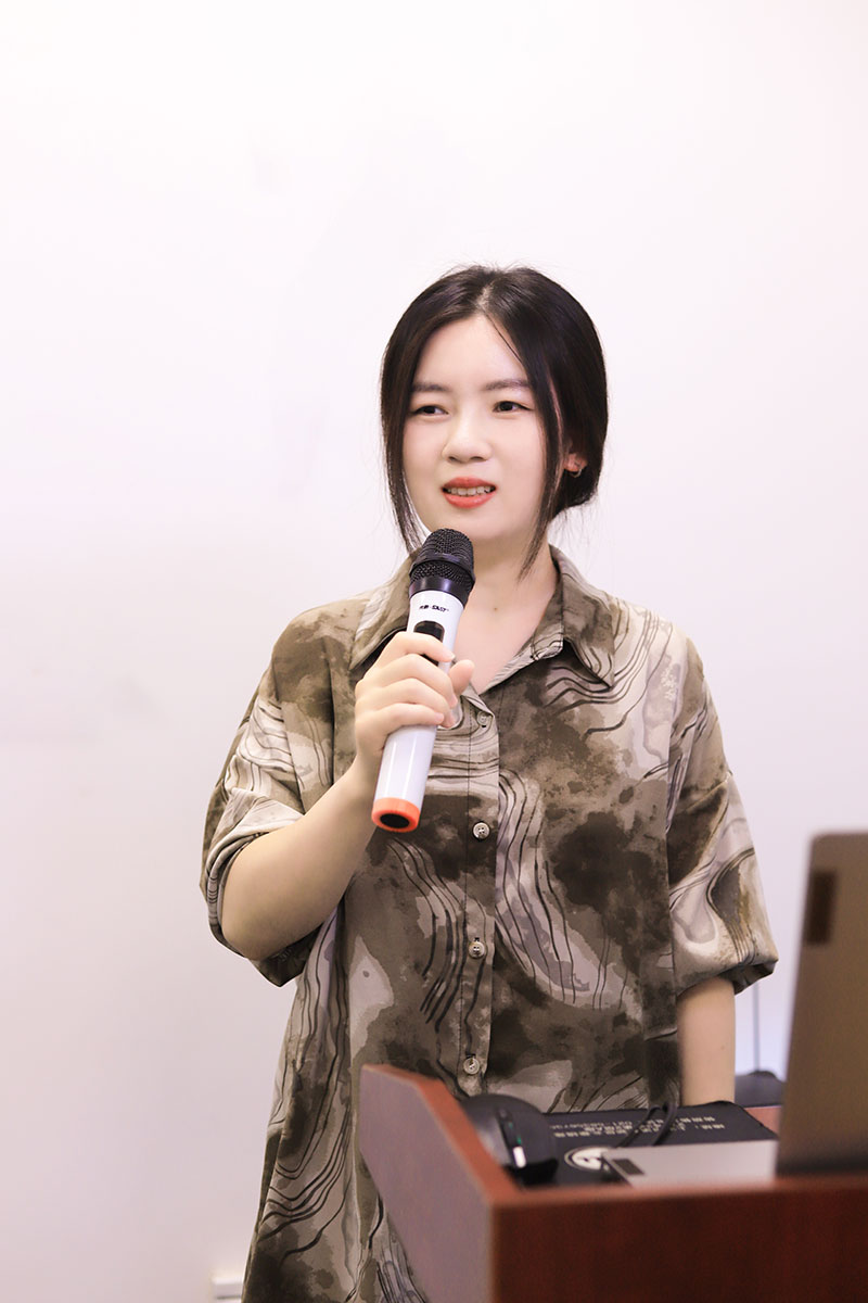 龚群女士